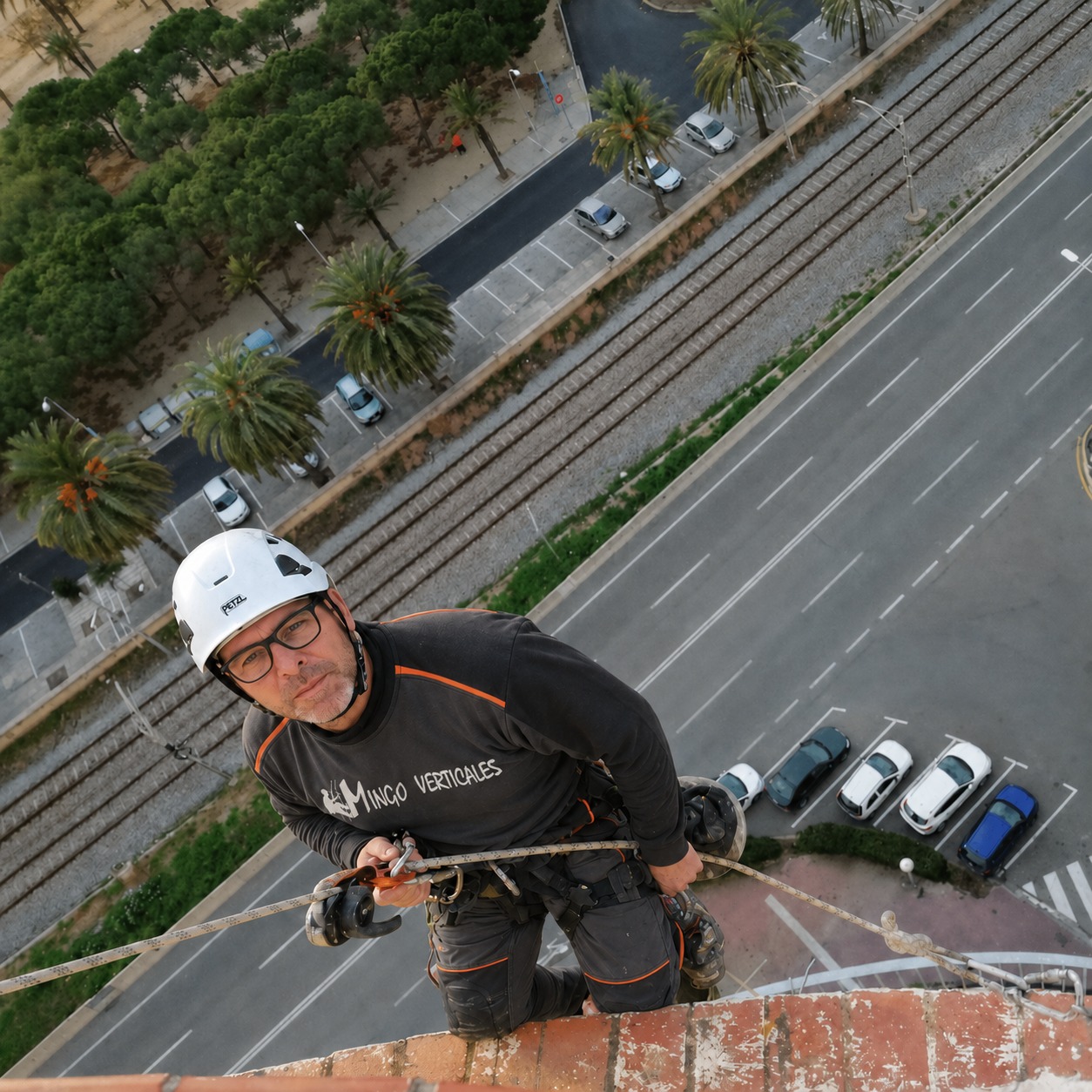 Operario de Mingo Verticales equipado para realizar trabajos en altura